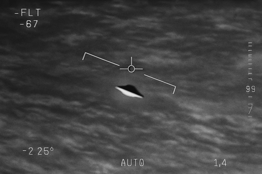 Кадры “Gimbal” — в инфракрасном режиме (Infrared Gimbal UFO Tracked by Military Aircraft Camera)