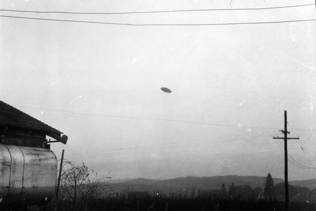 НЛО запечатлён над фермой в Макминвилле в 1950 году (UFO Captured Over Farm in McMinnville in 1950)