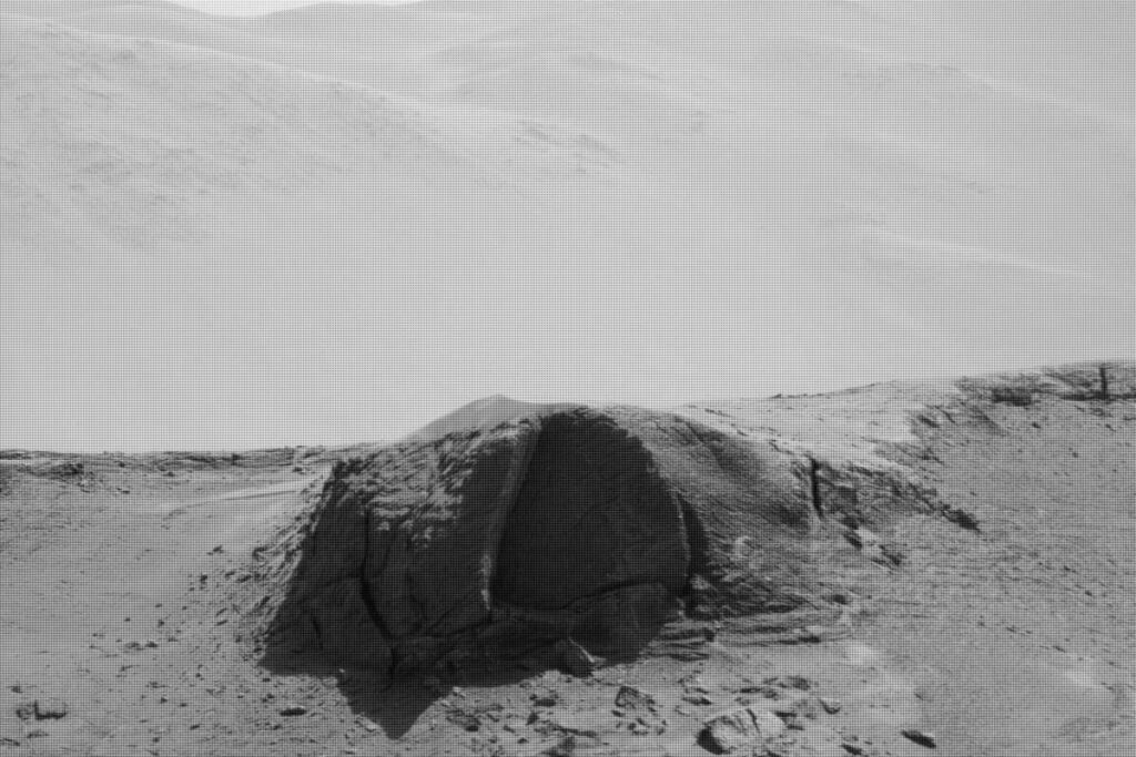 Возможный вход в скалу на поверхности Марса (Possible Entrance in Rock Formation on Martian Surfac)
