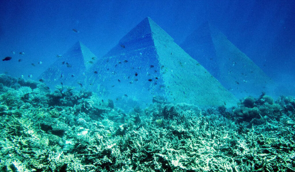 Пирамиды под водой, окружённые кораллами и рыбами (Underwater Pyramids Surrounded by Coral and Fish)