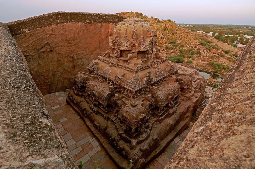 Храм Веттуван Койл в Индии (The Vettuvan Koil Temple in India)
